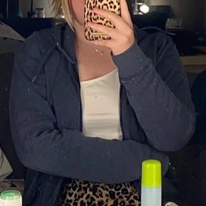 Blå sip tröja - En mörkblå sip tröja som jag inte har använt mycket alls, storlek L eller XL, köparen står för frakten och jag står inte för postens slarv 