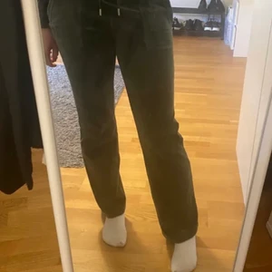 Gröna juicy byxor  - Köpte dom här p plick och hon som ja köpte dom av skrev att de var i storlek m men lappen var bortriven men dom passar super bra på mig med s/m blir dock lite oversized,skriv för fler  frågor eller bilder.66 kronor spårbar frakt!❤️