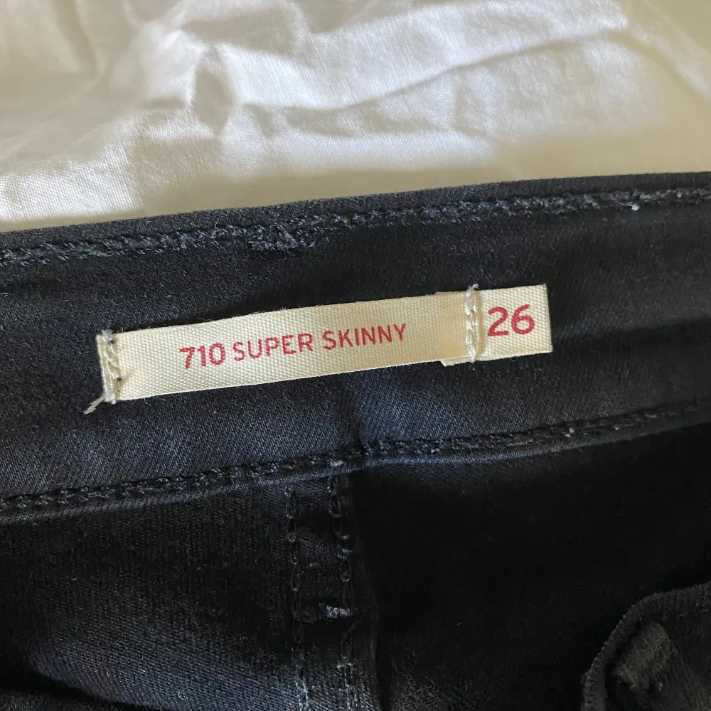 Svarta 710 Super Skinny Levis i storlek W26 L30. Sitter som man hör på namnet, väldigt tajt och ”suger åt”, men är samtidigt väldigt stretchiga! . Jeans & Byxor.