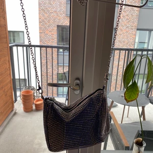 Glittrig väska  - Väska i bling: du kan knyta väskan i storlek. Du önskar 