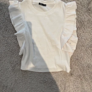 ❗️Vit volangtopp från Zara❗️ - 💕Säljer denna topp då jag inte använder den längre. Toppen är i storlek S💕