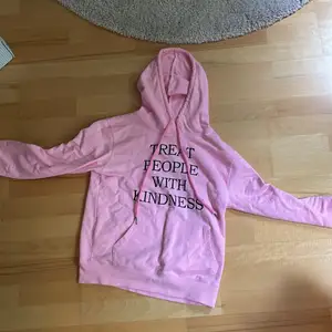 Säljer en ungefär ett år gammal tpwk hoodie för att den inte används. Den är använd max tre gånger och i bra skick. Inte official merch, köpt på Etsy! Den är i storlek XS/S och är true to size. Frakt är inräknad i priset!!