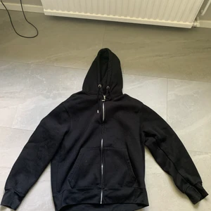 Pull & bear zip hoodie  - Svart zip hoodie från pull & bear i storlek XL men sitter som L på mig som är 185cm. Använd några få gånger. 