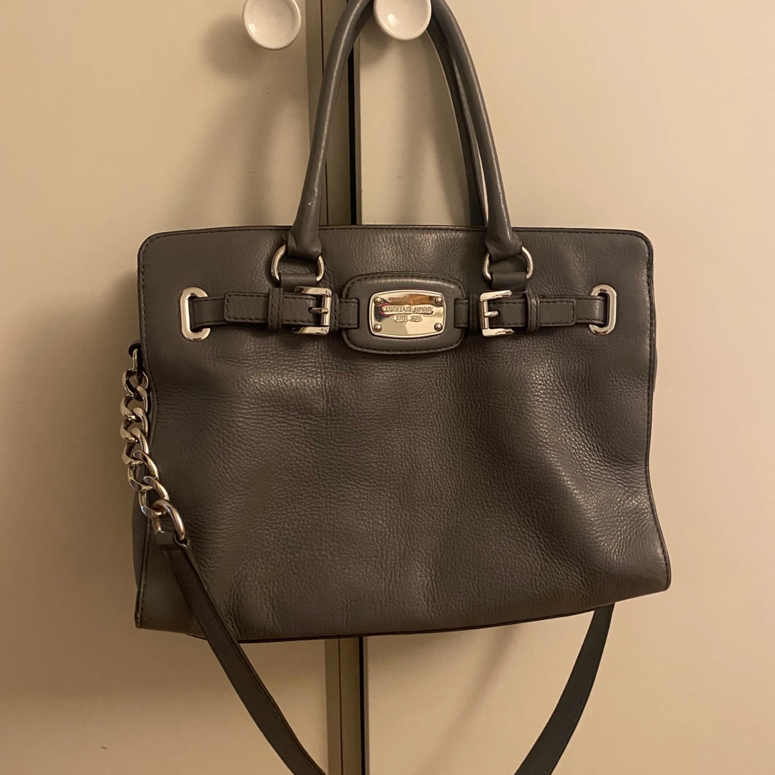 Michael kors handväska grå