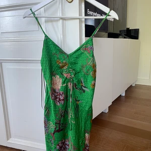 Zara klänning stl M - Super fin sommarklänning, tyvärr liten för mig