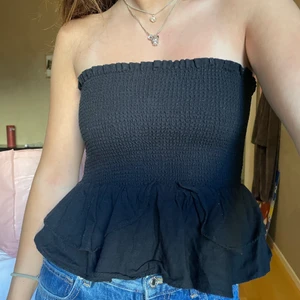 Topp - Svart topp med resår från zara, finns axelband som går att ta av och sätta på. 