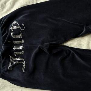 Säljer nu mina jätte fina mörkblå juicy couture byxor i storlek xxs. Jätte fint skick. Få tal gånger använda!❤️