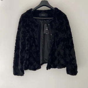 Vero Moda jacka strl L - En sprillans ny snygg svart falsk päls jacka som är väldigt mjuk och passar till mycket samt har kvar prislappen! Jag har ändrat stil och därför kommer den inte till användning. Obs, den är liten i storlek! Budgivning ifall många är intresserade annars först till kvarn:) Bara att höra av er ifall det finns frågor! Går bra med frakt eller mötas upp.