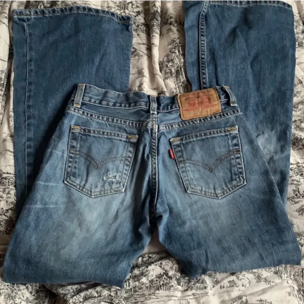 (BUD PÅ 400) 💗💗säljer dessa supersnygga levi’s jeans då de är för små i midjan. jeansen är använda 2 gånger ungefär men är nästan i nyskick.💗 jeansen är lågmidjade! hör av er vid frågor eller funderingar👍🏼💘💘. Jeans & Byxor.
