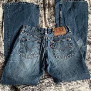 (BUD PÅ 400) 💗💗säljer dessa supersnygga levi’s jeans då de är för små i midjan. jeansen är använda 2 gånger ungefär men är nästan i nyskick.💗 jeansen är lågmidjade! hör av er vid frågor eller funderingar👍🏼💘💘