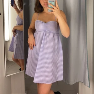 Lila klänning - Säljer denna superfina klänning från HM, den har blivit för liten för mig ❤️ Den är använd en gång och är i storlek 38 🥰 Jag är även 165 cm, och den går ungefär till mitten av låren på mig❤️ Köparen står för frakten😃