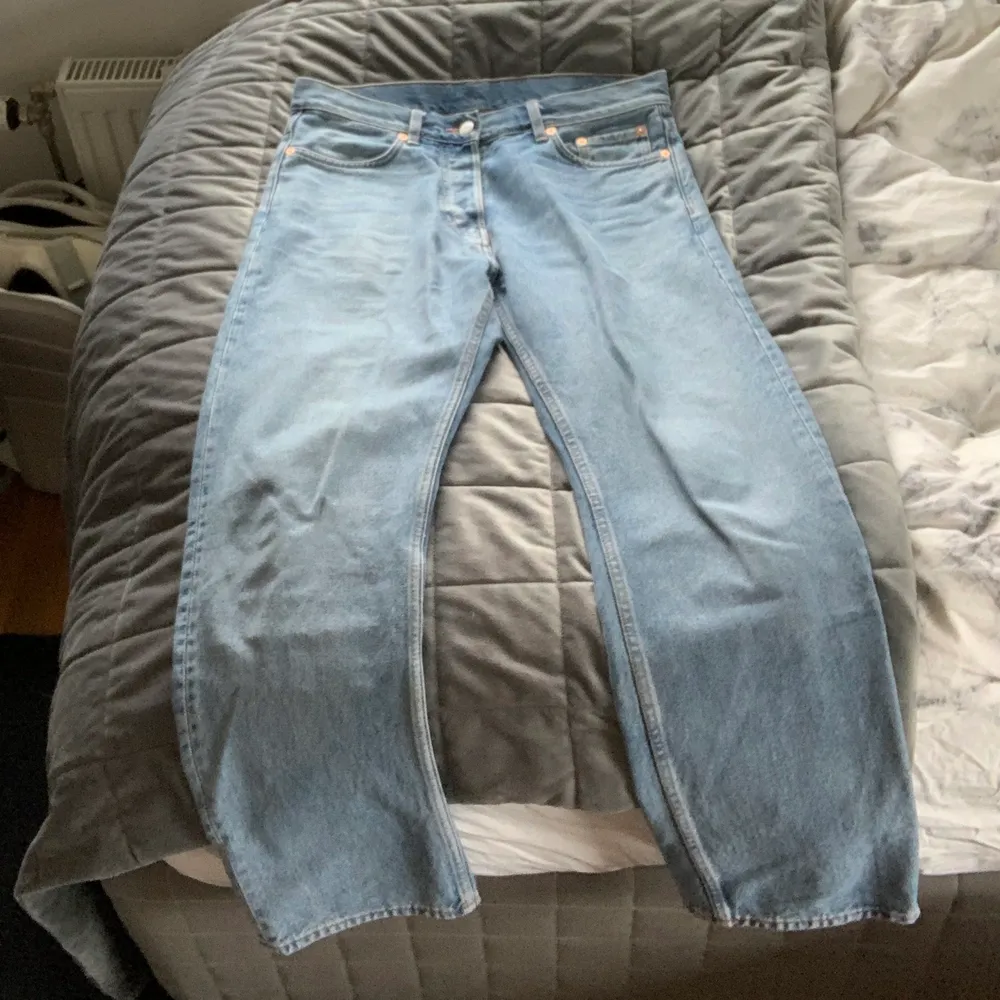 Säljer mina weekday space då de blivit för små. Bra skick, inga fläckar eller slitningar. 300kr plus frakt. (den valda frakten är inte spikad). Jeans & Byxor.