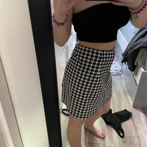 söt kjol - söt kjol med slits. inga defekter och aldrig använd 