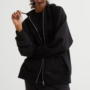Oversize svart hoodie  - Säljer denna hoodie med dragkedja från H&M eftersom jag har två styckna. Använd ett fåtal gånger. Den är i storlek S men sitter oversize och passar även någon upp till storlek L beroende på vilken passform man vill ha. 