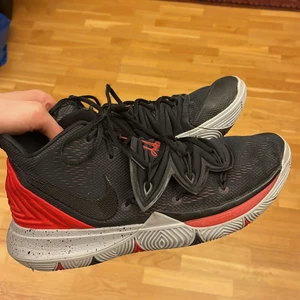 Nike Kyrie 5 - Basketsskor - Ett par basketsskor från Nike. De är använda men fortfarande i gott skick. Fungerar väldigt bra på basketplanen men även på gymmet. Har en mindre skada som syns på bilden