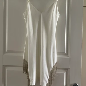 Klänning  - Jätte fin klänning med detaljer. Nypris 1500 Frakt tillkommer 