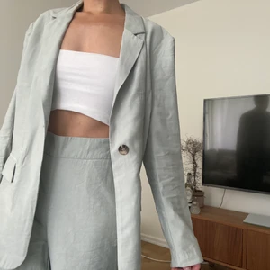 Kostymset - Sååå snyggt set som tyvärr inte kommer till användning då det egentligen är för stort för mig. Älskar både materialet och färgen!