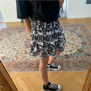 Zara kjol  - Säljer min svart vita kjol från zara i storlek S använd 2 ggr