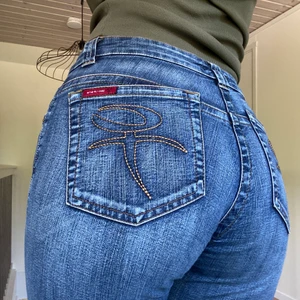 vintage midwaist jeans - säljer dessa riktigt snygga jeansen då dem är försmå för mig:/ dom har en väldigt fin tvättning med många fina detaljer❤️‍🔥 dom sitter något korta på mig som är 177cm:) skriv för föer bilder eller frågor