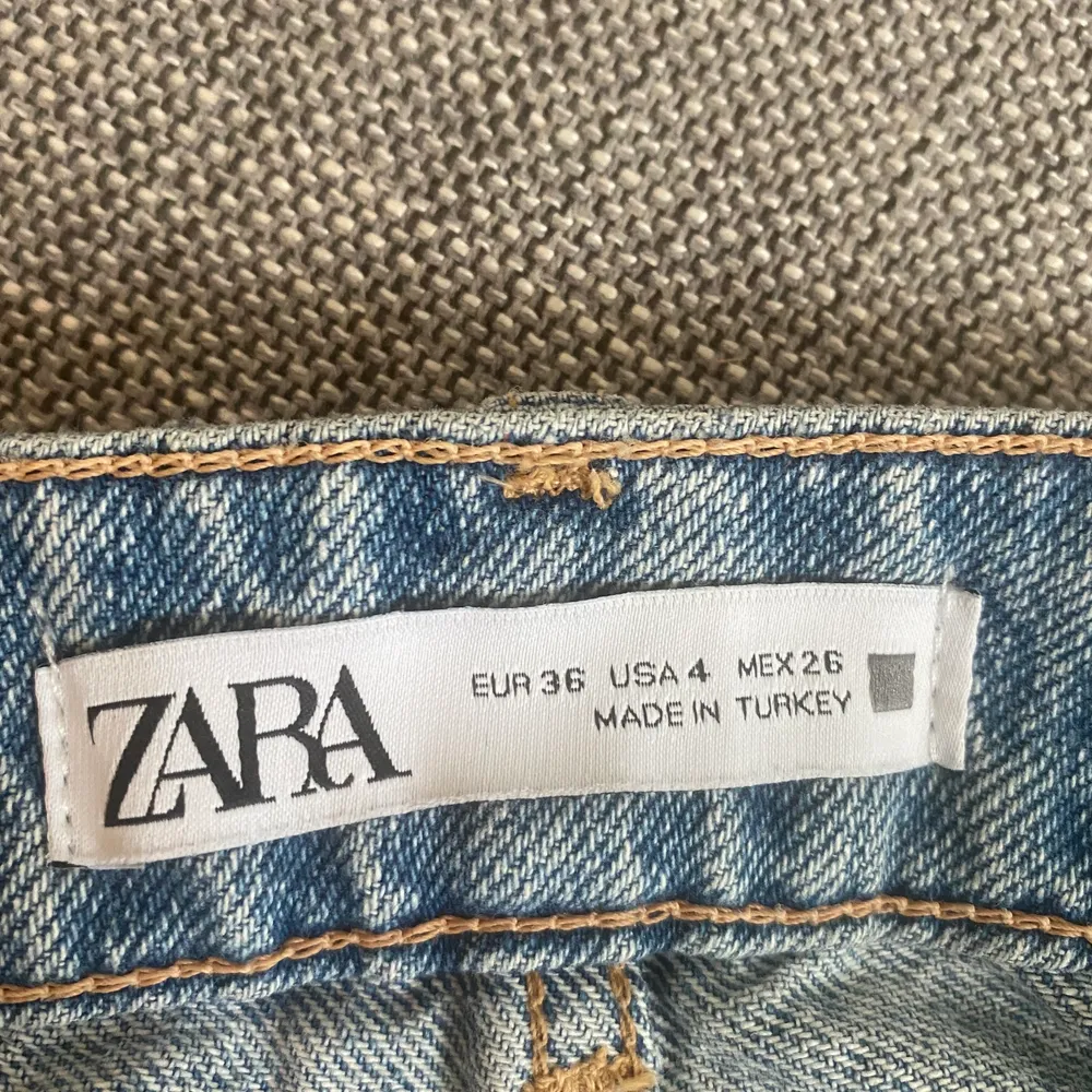 Breda jeans från zara med slitningar fram och på bakfickorna. Dragkedjan är lite sönder så man måste haka i dragkedjan när man ska stänga, men håller helt när de väl är stängda!. Jeans & Byxor.