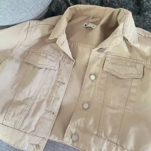 Beige jeansjacka från ginatricot i storlek S🫶🏻 200 kr plus frakt