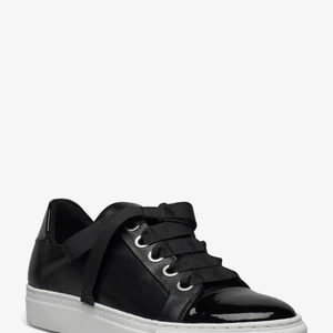 Billi bi sneakers  - Säljer mina rätt så nya billi bi skor då dom är för stora. Köpta för 1899kr. Endast använda en kväll inomhus! Pris kan diskuteras. Säljer billigt eftersom dom fått ett litet svart märke på insidan som inte går bort.
