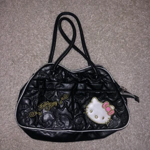 Vintage Hello Kitty väska - Vintage hello Kitty väska köpt i Ungern för cirka 5 år sen. 2 fickor på framsidan och 3 fickor inuti. Fungerar perfekt som en axelväska och handväska. Öppen för era prisförslag. Kom privat för fler bilder❣️ 