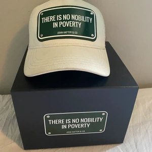 John hatter keps - John hatter keps Köpt förra sommaren inte använt den någonting nästan. Får med box och påsar osv. Skick: 9/10 Köpt för 1000kr 