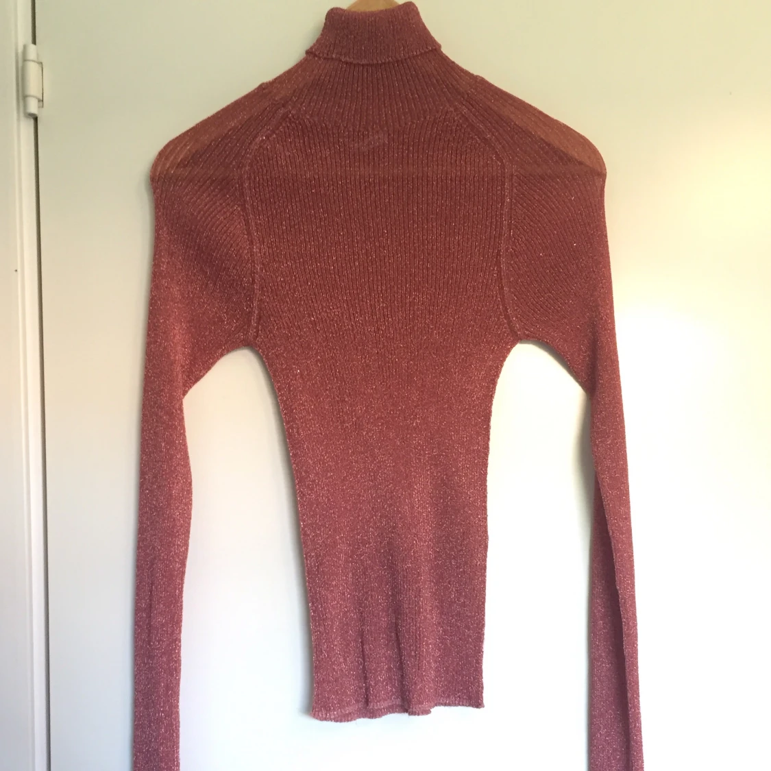 Glittrig polo från Acne