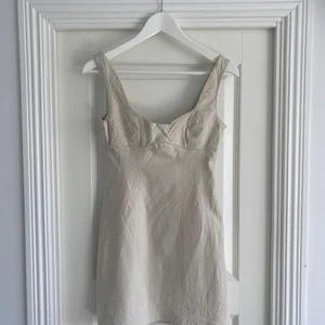 Urban Outfitters minidress - Så fin minidress jag köpte från Urban till studenten för €60. Passade dock inte mig och kan ej lämna tillbaka längre. Aldrig använd!