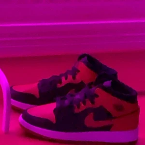 Nike jordan 1 mid  - Säljer mina Nike Jordan st 38 då dem ej kommer till användning. Använda max 4 gånger och ser helt nya ut. Äkta men hittar ej kvittot därav priset.