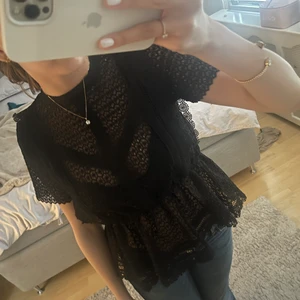 Gina Tricot - Fin blus med spets från Gina Tricot.