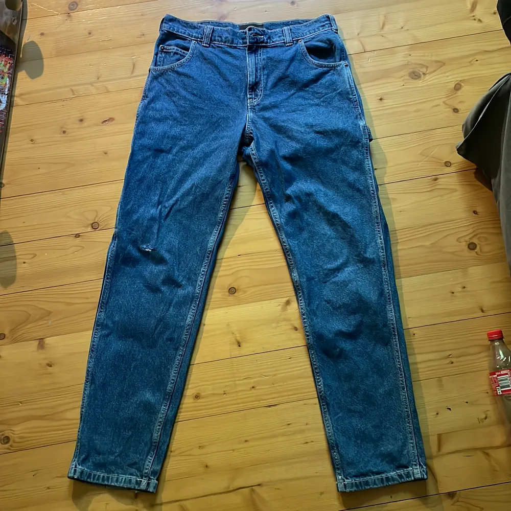 Jag säljer ett par dickies jeans som är lite slitiga. Det är ett litet igensytt hål ungefär vid ena knät, men det märks inte så mycket. Säljer för att de är för små. Ganska svåra att få tag på. Köpare står för frakt.. Jeans & Byxor.