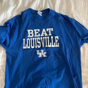 College t-shirt  - Blå college t-shirt,vintage, köpt på Brodway &sons. Köpt för 200.  Inga fläckar eller skador 