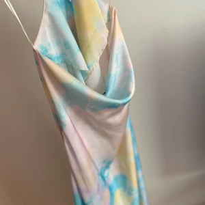 Drömmig klänning  - Storlek M , djup i rygg 