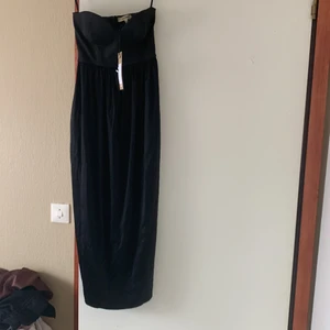 Bal klänning svart - Helt ny minns inte vad den kostar riktigt men kring 1200kr-1800kr köpt av min pappa som hade för sig att en storken 34 skulle passa mig därav priset som säljs för 500kr perfekt för bal har en slits back till