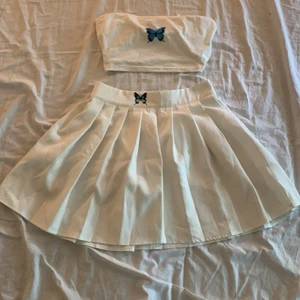 Super gulligt sommar set🌸 - Jättegullig kjol med matchande croptop🦋 Går jättebra att köpa separat😊