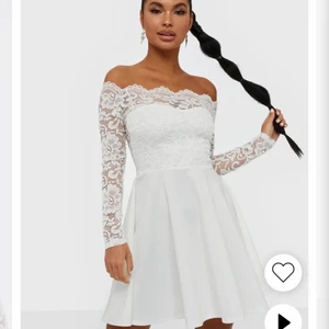 Student klänning - Super fin klänning från Nelly, sitter super snyggt men var inte riktigt det jag sökte. Aldrig använd utan endast testad en gång