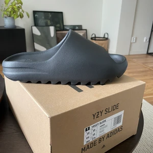 Yeezy Slides - Vann dessa på sns men inte riktigt min stil. Storlek Us 10 (44,5). Aldrig använda. Frakt tilllommer på 99 sek.