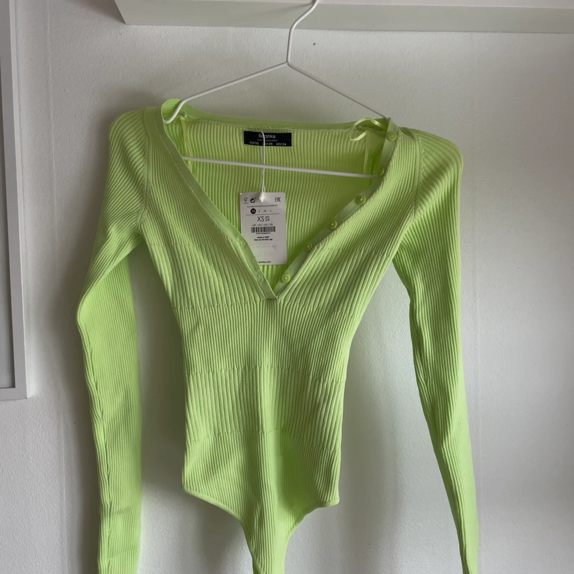 Neongrön body med knappar framtill - 91