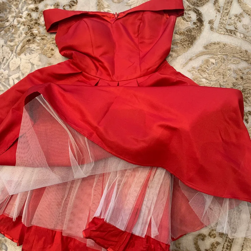 Midi röd klänning, har haft den på mig en gång. Den är liten på mig det drf jag inte använder den ☺️( pris kan diskuteras). Klänningar.