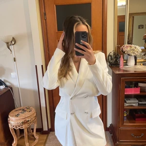 Vit kavaj/blazer klänning - Helt ny vit kavaj klänning i st L. Personligen har jag S/M i vanliga kläder och den passar fortfarande mig. Snyggt när den är lite oversized. 