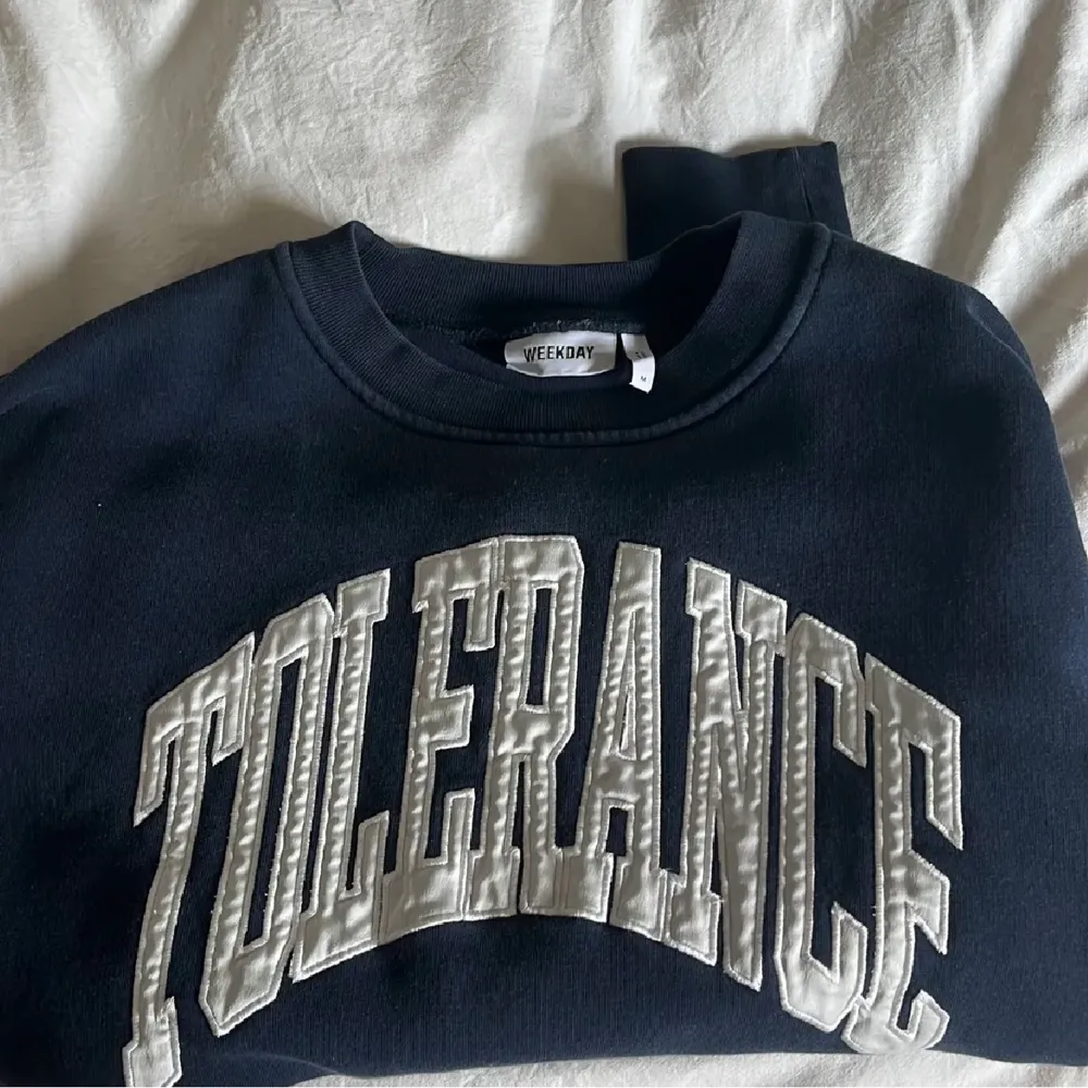 Sweatshirt från weekday! Knappt använd och storlek xs men oversized så passar s/m med💓 (lånade bilder). Tröjor & Koftor.