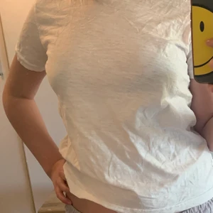 Vit t shirt - En vit t shirt köpt på Sellpy men från Lindex. Det är storlek 146/152 barnstorlek men passar perfekt som en lite kortare tröja🤍
