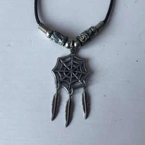 superfint halsband - en jättefint halsband med en slags drömfångare på, liknar även ett spindelnät, 45 cm lång ojusterbar. frakt 12 kr 
