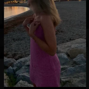 Zara klänning  - Säljer denna klänning från zara. Storlek S, öppen och justerbar i ryggen med snören 💕💕