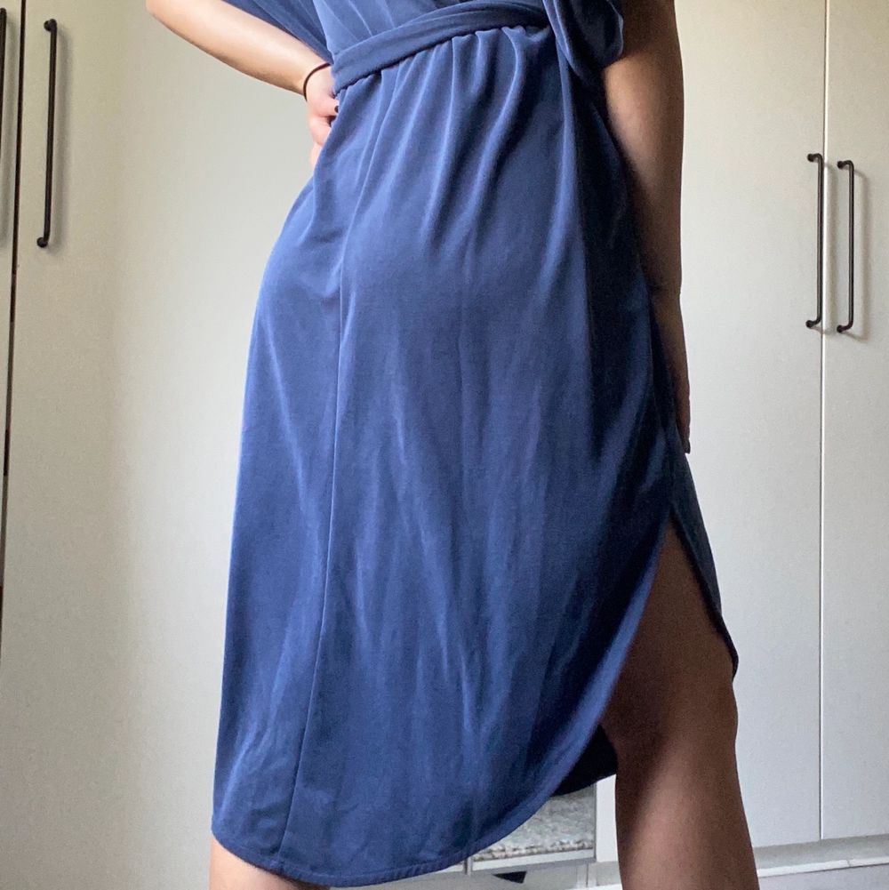 En skön blå klänning med band för att få in midjan🌷 har använt ca 2ggr så den är i nyskick. Klänningar.