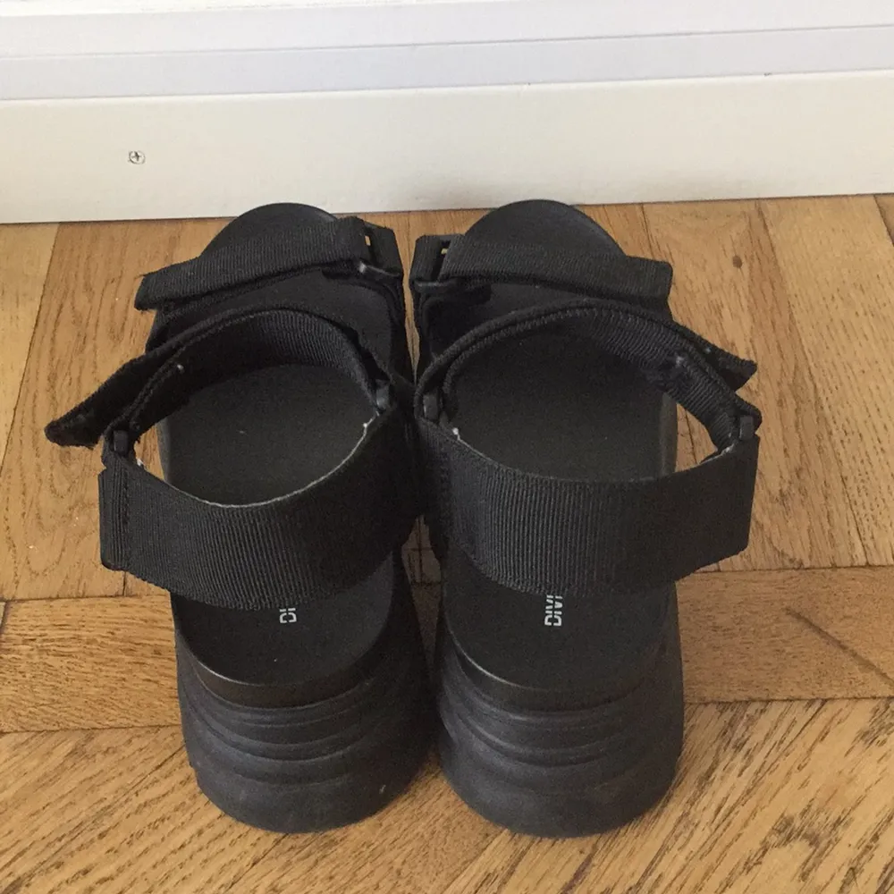 Jättefina sandaler från H&M, helt oanvända. Sjukt snygga på.  Frakt: 89kr . Skor.
