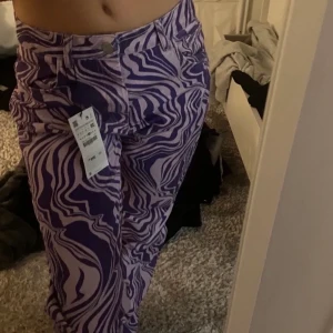 Mönstrade jeans - Säljer dessa supersnygga mönstrade jeansen från zara i strl 36 som tyvär inte kommer till användning😔 De är aldrig använda o sitter perfekt på mig som är 174 cm lång! Hör av dig vid frågor (första bilden är lånad)