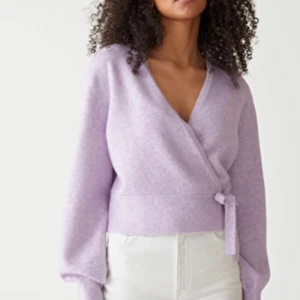 Ljuslila kofta från & other stories - Sååå fin ljuslila kofta från & other stories! Använd en gång så i oanvändt skick! Nypris 500 kr.